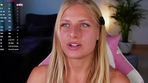 Snapshot of crystal_blond chatting on May 2026 07:07:01 PM Crystal online show from May 2026 07:07:01 PM