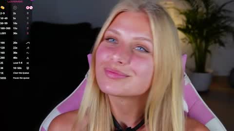 Snapshot of crystal_blond chatting on May 2026 08:39:02 PM Crystal online show from May 2026 08:39:02 PM
