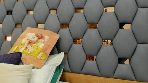 crystal_sm online show from December 2025 03:05:01 AM