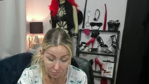 Snapshot of crystalxohotty chatting on May 2026 04:40:01 AM CrystalHotty online show from May 2026 04:40:01 AM