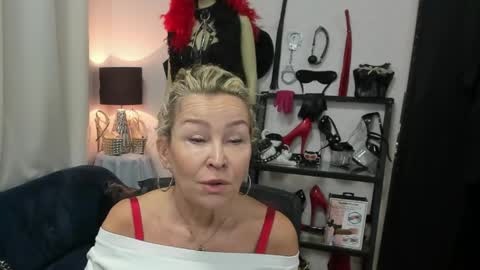 Snapshot of crystalxohotty chatting on May 2026 04:41:01 AM CrystalHotty online show from May 2026 04:41:01 AM