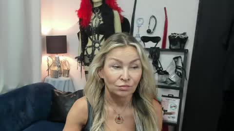 Snapshot of crystalxohotty chatting on May 2026 05:13:01 AM CrystalHotty online show from May 2026 05:13:01 AM