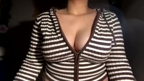 crystalyn777 online show from December 2025 05:12:02 AM