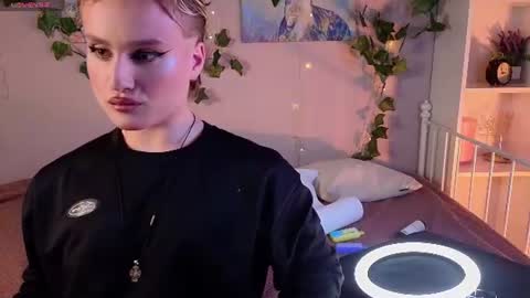 Snapshot of cumboydoll chatting on June 2026 08:51:01 PM Ellio online show from June 2026 08:51:01 PM