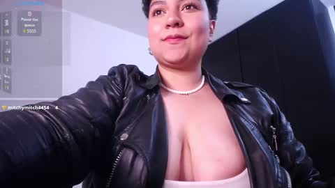 Snapshot of curly_cam_queen chatting on December 2024 04:59:01 AM Bruna online show from December 2024 04:59:01 AM