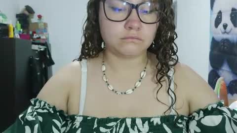 Snapshot of curly_greeneyed chatting on June 2026 12:20:01 AM Vannesa online show from June 2026 12:20:01 AM