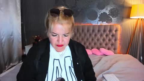 Snapshot of curlydreams chatting on September 2025 05:57:01 PM CurlyDreams online show from September 2025 05:57:01 PM