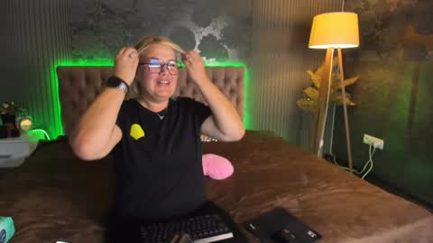 Snapshot of curlydreams chatting on September 2025 12:07:01 PM CurlyDreams online show from September 2025 12:07:01 PM