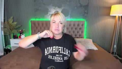 Snapshot of curlydreams chatting on September 2025 11:57:01 AM CurlyDreams online show from September 2025 11:57:01 AM