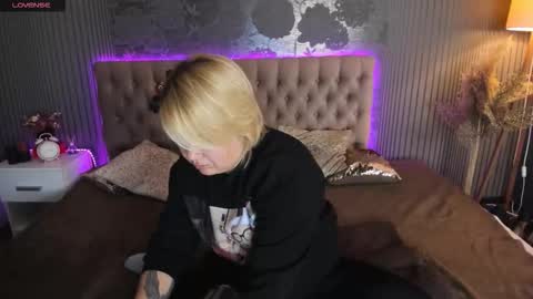 Snapshot of curlydreams chatting on October 2025 05:30:02 AM CurlyDreams online show from October 2025 05:30:02 AM