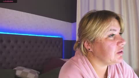 Snapshot of curlydreams chatting on November 2025 08:32:01 PM CurlyDreams online show from November 2025 08:32:01 PM