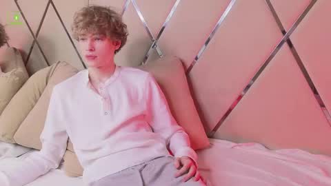 Snapshot of curlytwinkboy chatting on May 2026 05:45:02 AM KEVIN online show from May 2026 05:45:02 AM