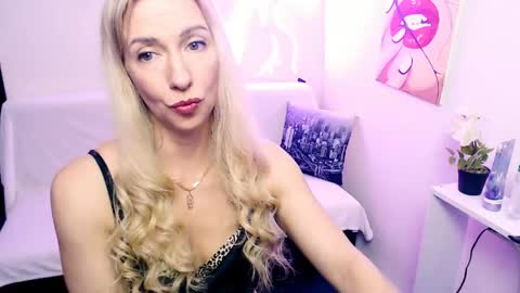 cute_smile_shy online show from April 2026 08:31:02 PM