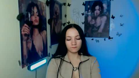 Snapshot of cutielady_ chatting on November 2025 01:22:01 PM Emma online show from November 2025 01:22:01 PM