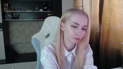 Cutti Crystal online show from April 2026 01:58:01 AM