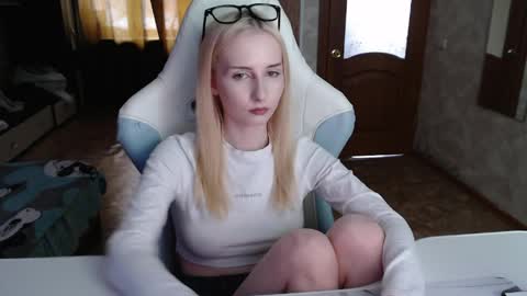 Cutti Crystal online show from April 2026 01:19:02 AM