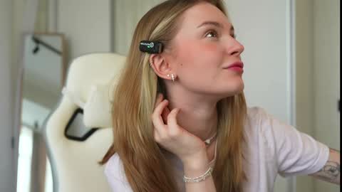 Snapshot of cyberheart_ chatting on February 2025 11:23:01 AM EMILY online show from February 2025 11:23:01 AM