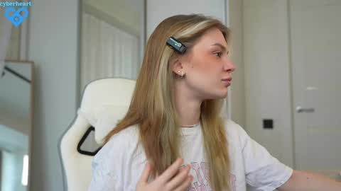 Snapshot of cyberheart_ chatting on February 2025 08:09:02 AM EMILY online show from February 2025 08:09:02 AM