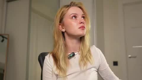 Snapshot of cyberheart_ chatting on September 2025 05:01:01 PM EMILY online show from September 2025 05:01:01 PM