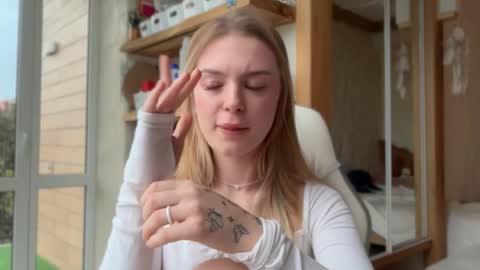 Im Emi streaming with my friend Reyna today online show from April 2026 03:27:01 PM