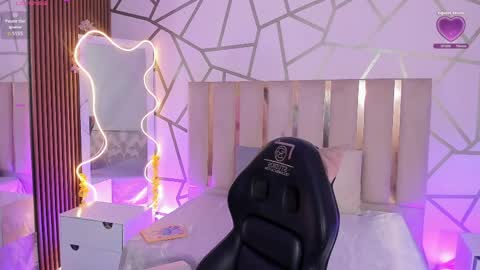 cyrus_tay online show from April 2026 11:33:01 AM