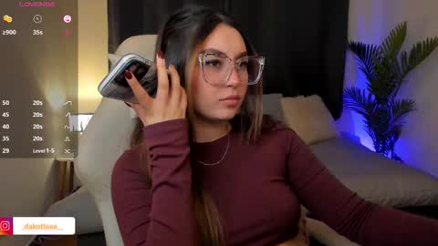 dakottaa__ online show from November 2025 11:38:01 PM