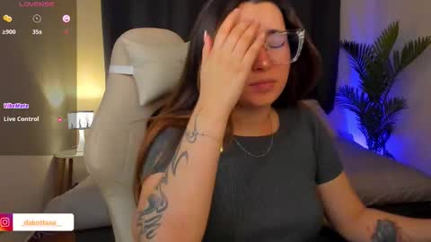 dakottaa__ online show from December 2025 11:42:02 PM