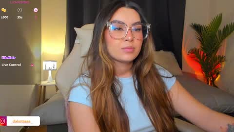 dakottaa__ online show from April 2026 11:35:02 PM