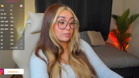 dakottaa__ online show from May 2026 11:23:04 PM