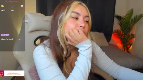 dakottaa__ online show from May 2026 11:56:01 PM