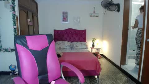 Angie online show from December 2024 08:42:01 PM