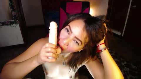 Snapshot of danielle_rose_ chatting on February 2026 02:54:01 PM Angie online show from February 2026 02:54:01 PM