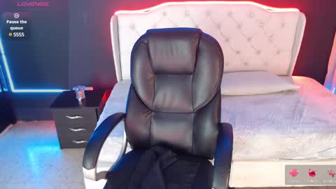 Snapshot of danielle_smithh chatting on March 2025 02:30:02 AM Danielle Smith online show from March 2025 02:30:02 AM