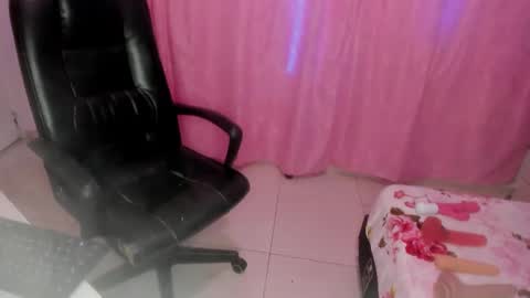 Danna Sofia jeins online show from November 2025 01:37:01 PM