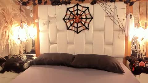 Snapshot of daphne_and_roger chatting on October 2025 11:00:01 AM daphne_and_roger online show from October 2025 11:00:01 AM