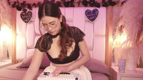 Snapshot of daphne_and_roger chatting on April 2026 11:43:01 AM daphne_and_roger online show from April 2026 11:43:01 AM