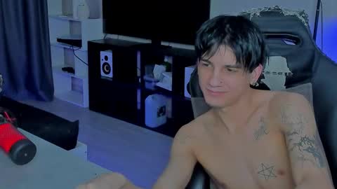 Snapshot of davisross chatting on December 2025 02:01:02 PM davis online show from December 2025 02:01:02 PM