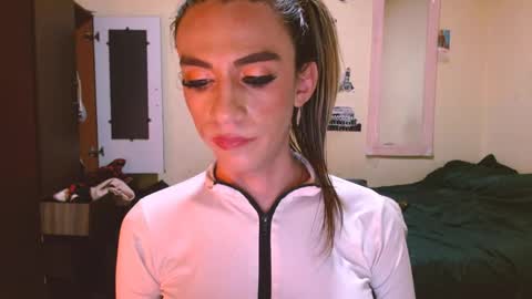 Snapshot of dayanna_01_ chatting on June 2026 01:07:02 AM dayanna_01_ online show from June 2026 01:07:02 AM