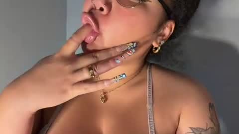 Snapshot of dayqueen1 chatting on June 2026 11:33:01 AM dayqueen1 online show from June 2026 11:33:01 AM