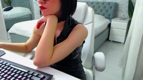 Snapshot of dear_ellisse chatting on April 2026 08:39:02 AM Elly online show from April 2026 08:39:02 AM