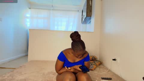 Snapshot of deeloverxx chatting on April 2026 05:19:08 AM Dee online show from April 2026 05:19:08 AM