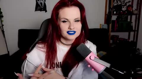 dellacrush_ online show from December 2025 06:02:01 PM