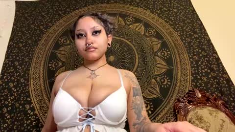 Snapshot of deluxxxeblu chatting on January 2025 08:00:01 AM TankinBody online show from January 2025 08:00:01 AM