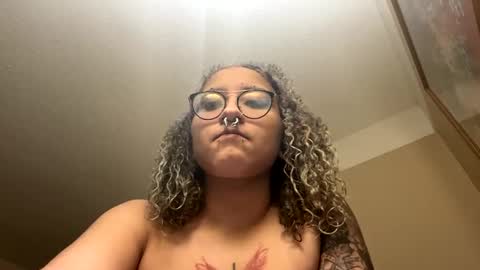 Snapshot of deluxxxeblu chatting on February 2025 01:12:02 AM TankinBody online show from February 2025 01:12:02 AM