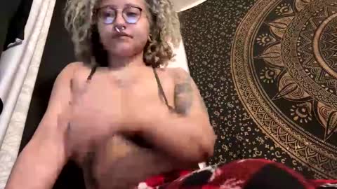 Snapshot of deluxxxeblu chatting on February 2025 01:10:01 AM TankinBody online show from February 2025 01:10:01 AM