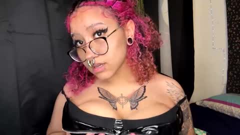 Snapshot of deluxxxeblu chatting on February 2025 03:47:02 AM TankinBody online show from February 2025 03:47:02 AM