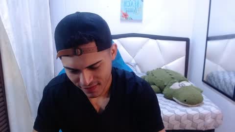 Snapshot of derek_storm_ chatting on April 2026 11:32:01 AM D E R E K online show from April 2026 11:32:01 AM