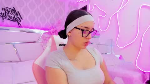 Snapshot of devoracook chatting on November 2025 01:54:01 PM DevoraCook online show from November 2025 01:54:01 PM