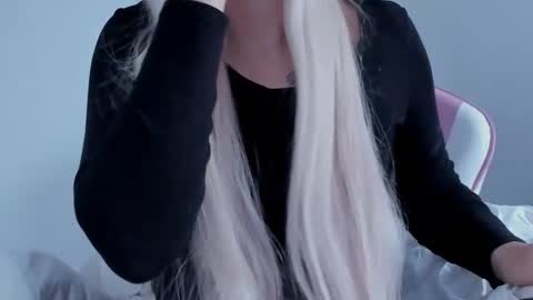 Snapshot of diamond_ava_ chatting on December 2024 07:28:02 AM Thea online show from December 2024 07:28:02 AM