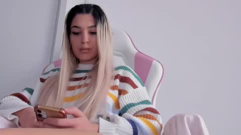 Snapshot of diamond_ava_ chatting on January 2025 07:50:01 AM Thea online show from January 2025 07:50:01 AM